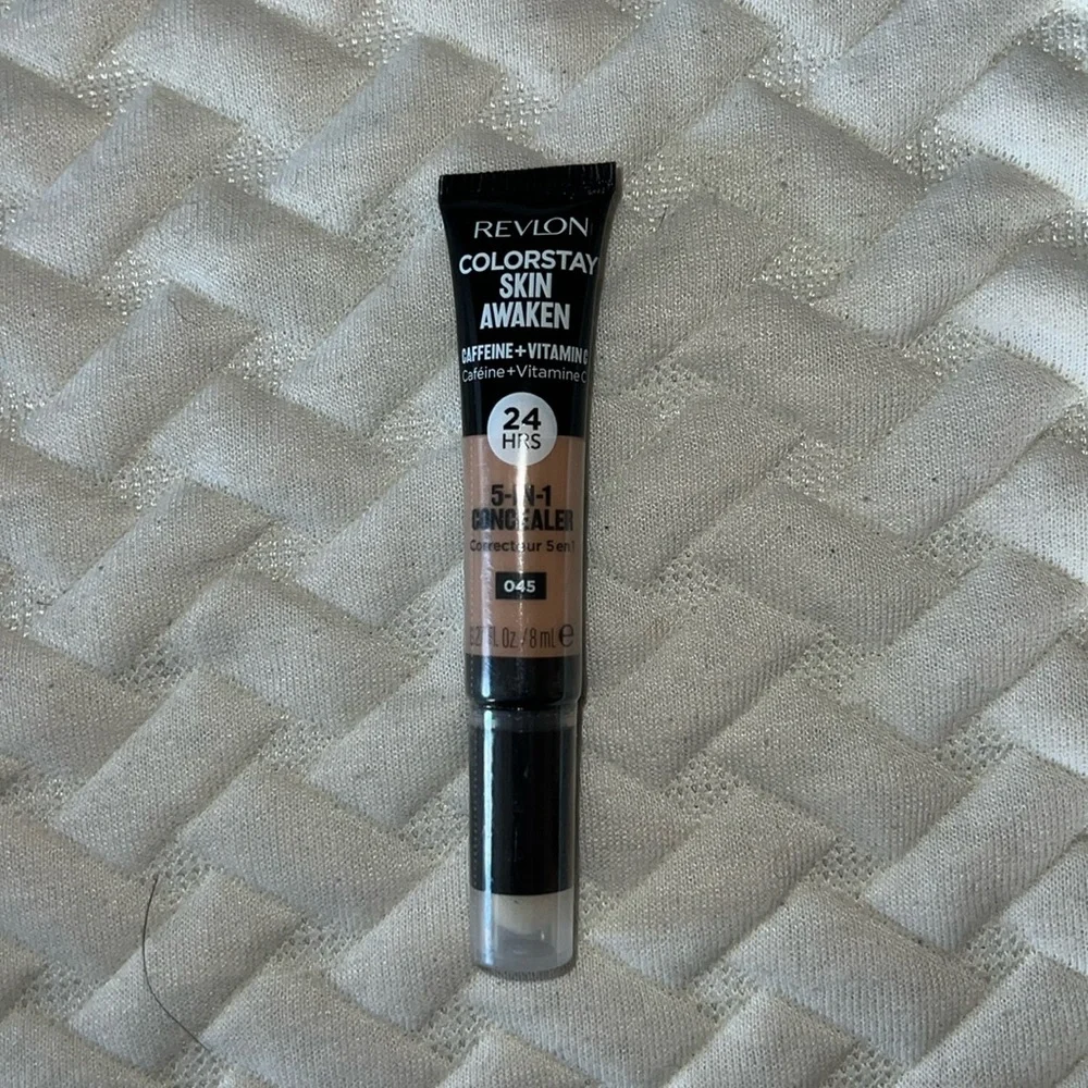 Revlon Colorstay skin Awaken Concealer in Shade 045